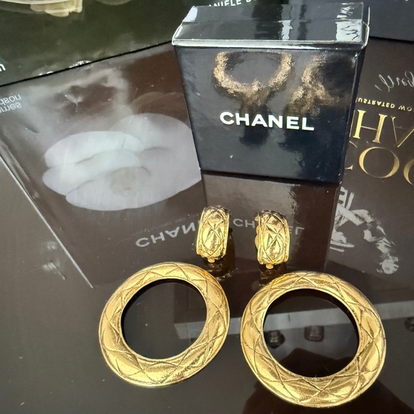 LOT 2137 24K gold plated CHANEL vintage clip on earrings - Picture 12 of 15